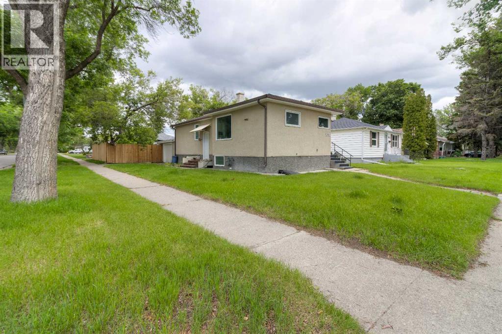 2001 10 Avenue S - 2