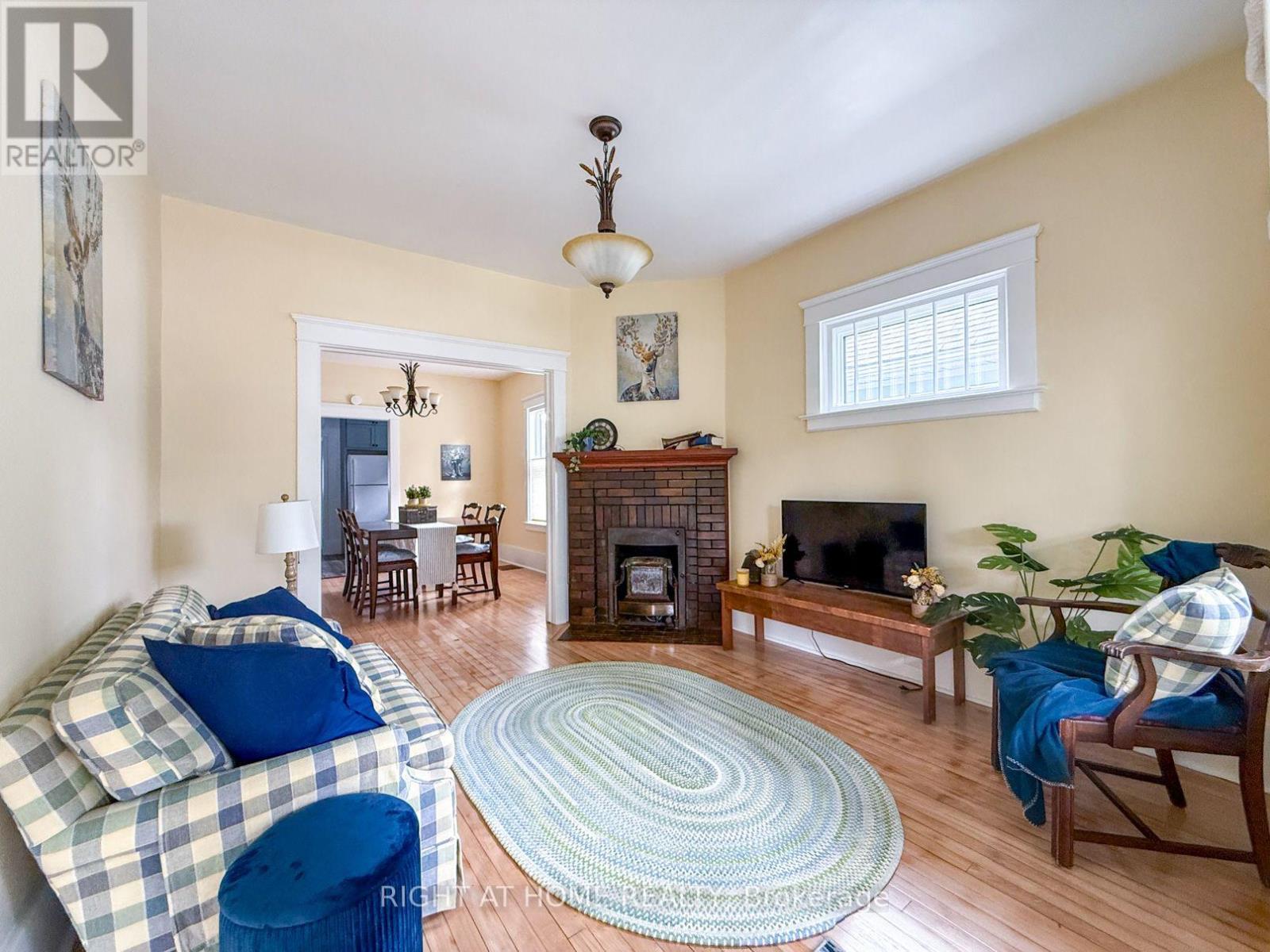 114 COLLEGE AVENUE - 5