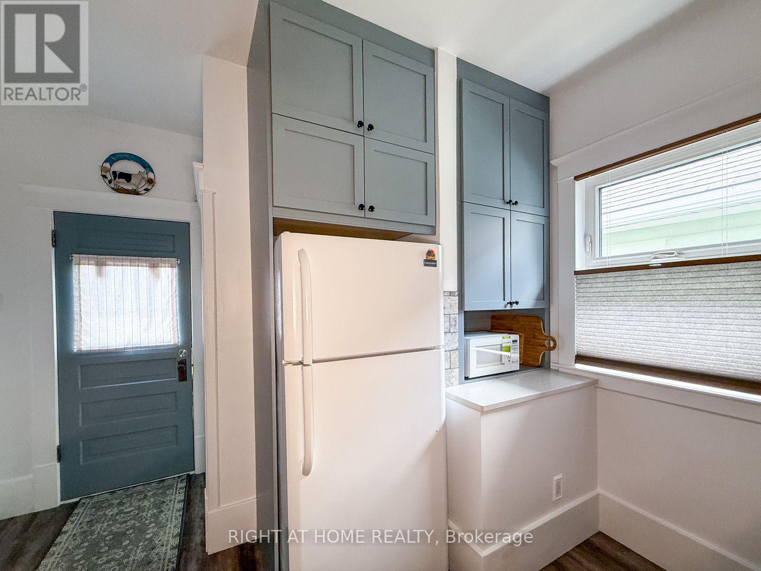 114 COLLEGE AVENUE - 8