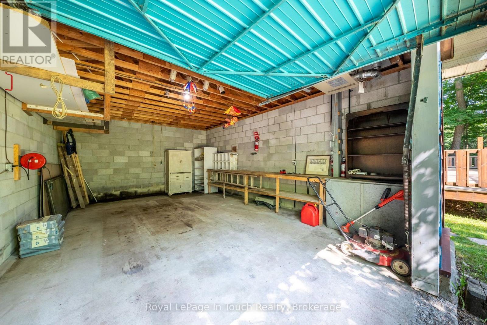 1558 CHAMPLAIN ROAD - 11