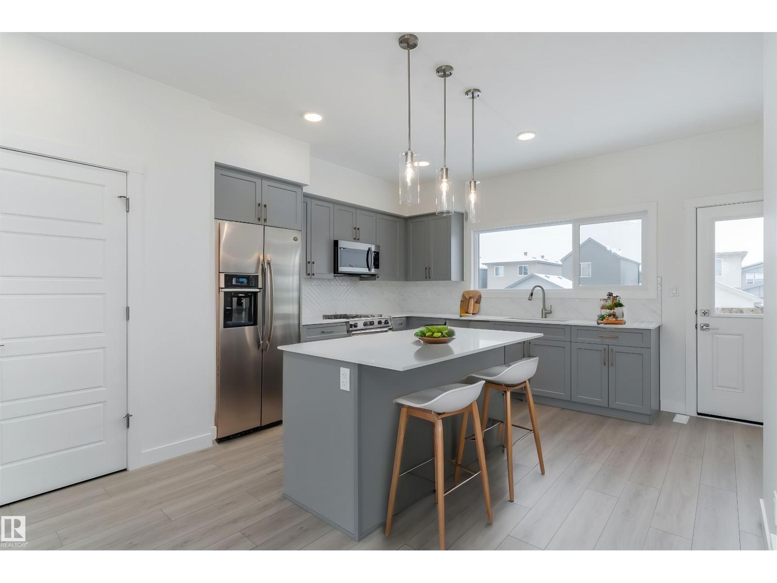 1250 MCLEOD AV - 13