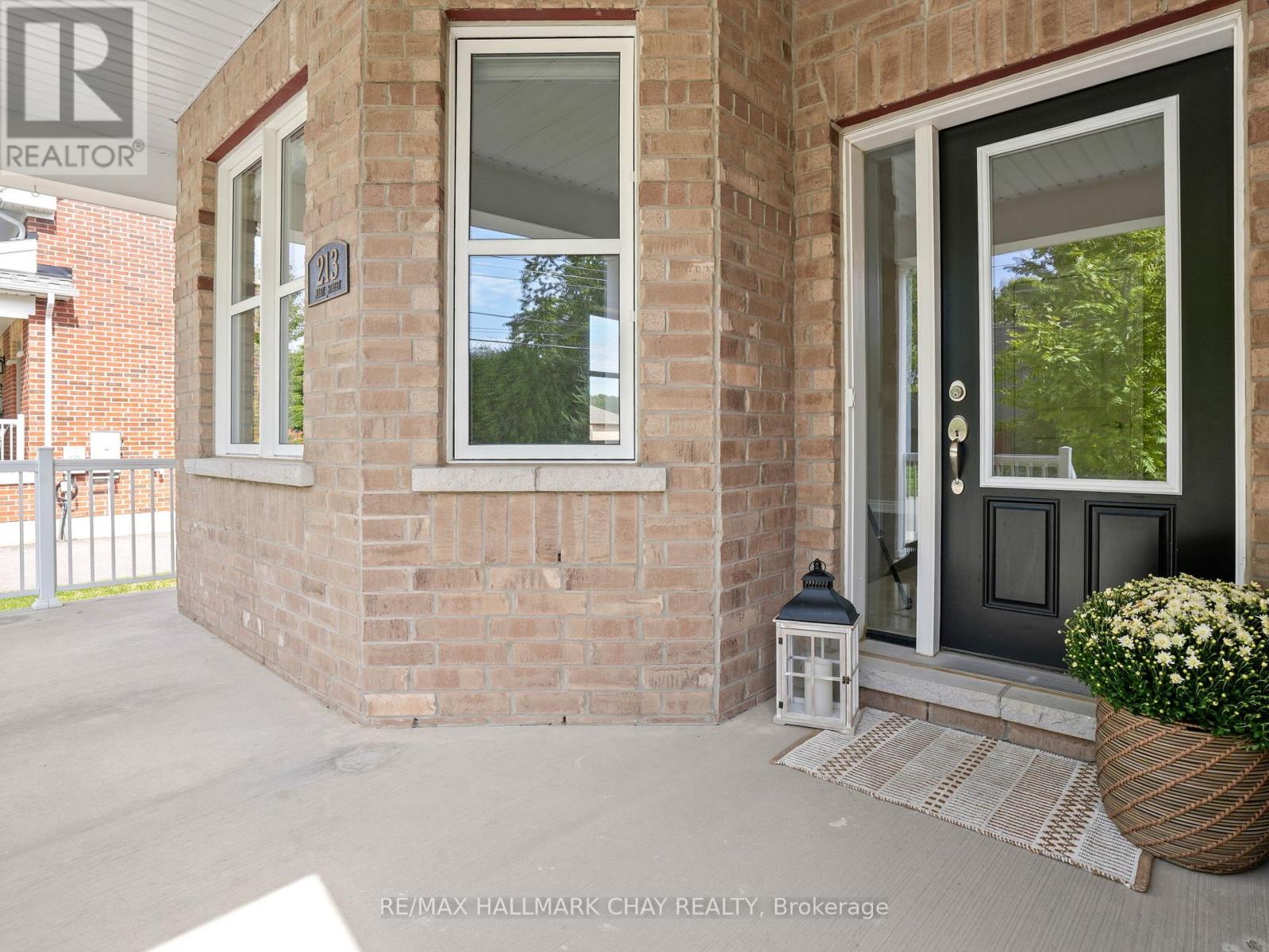213 MARY STREET - 9