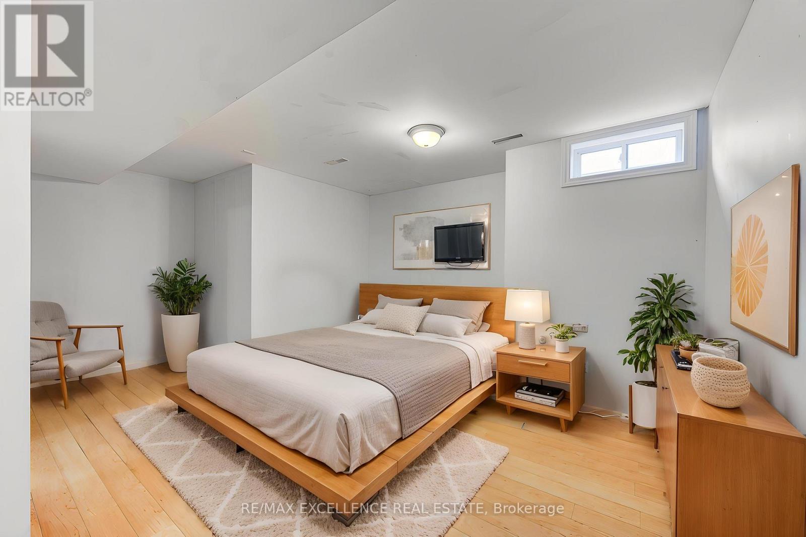 #7 1570 RICHMOND STREET - 23