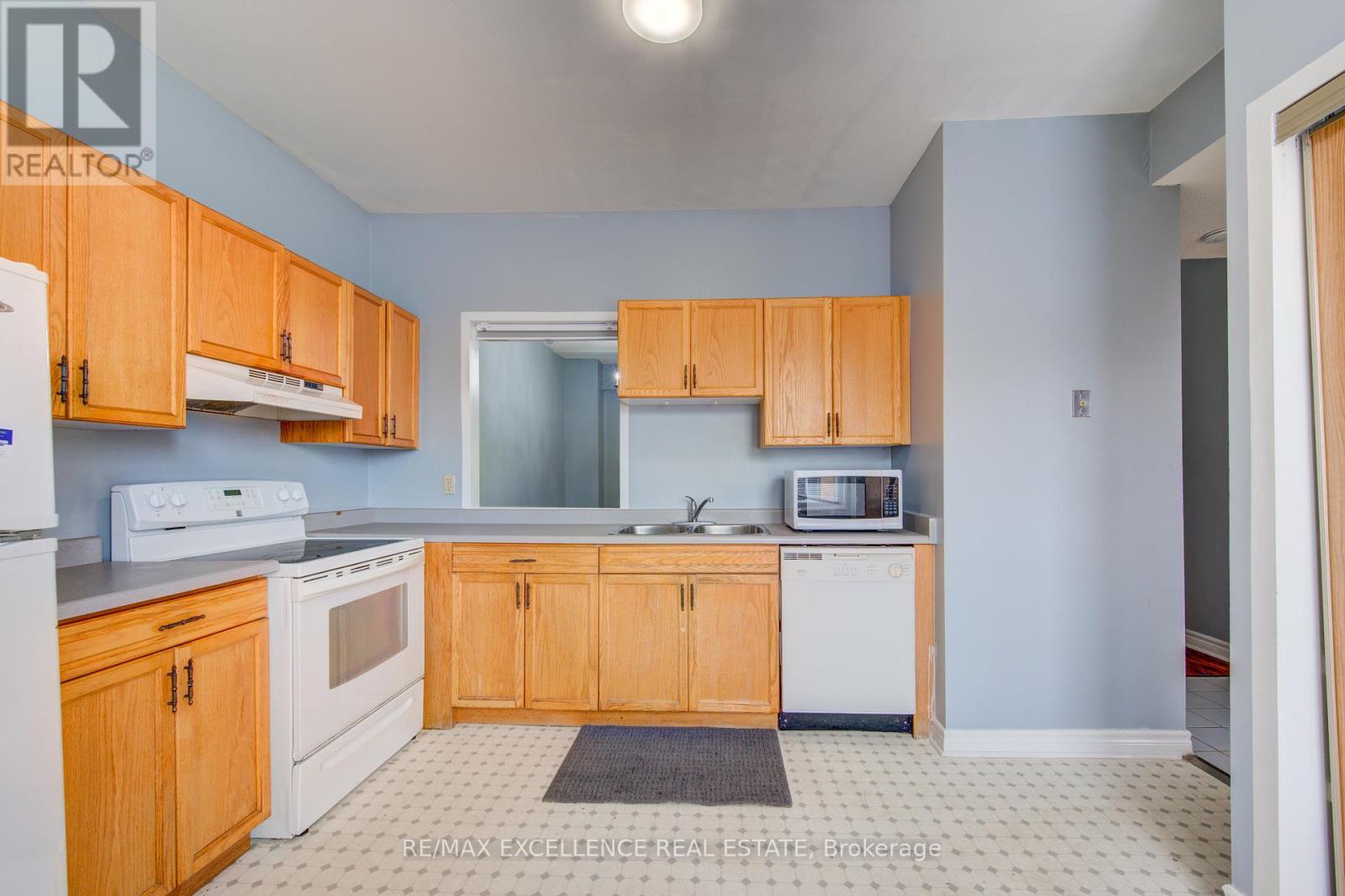 #7 1570 RICHMOND STREET - 7