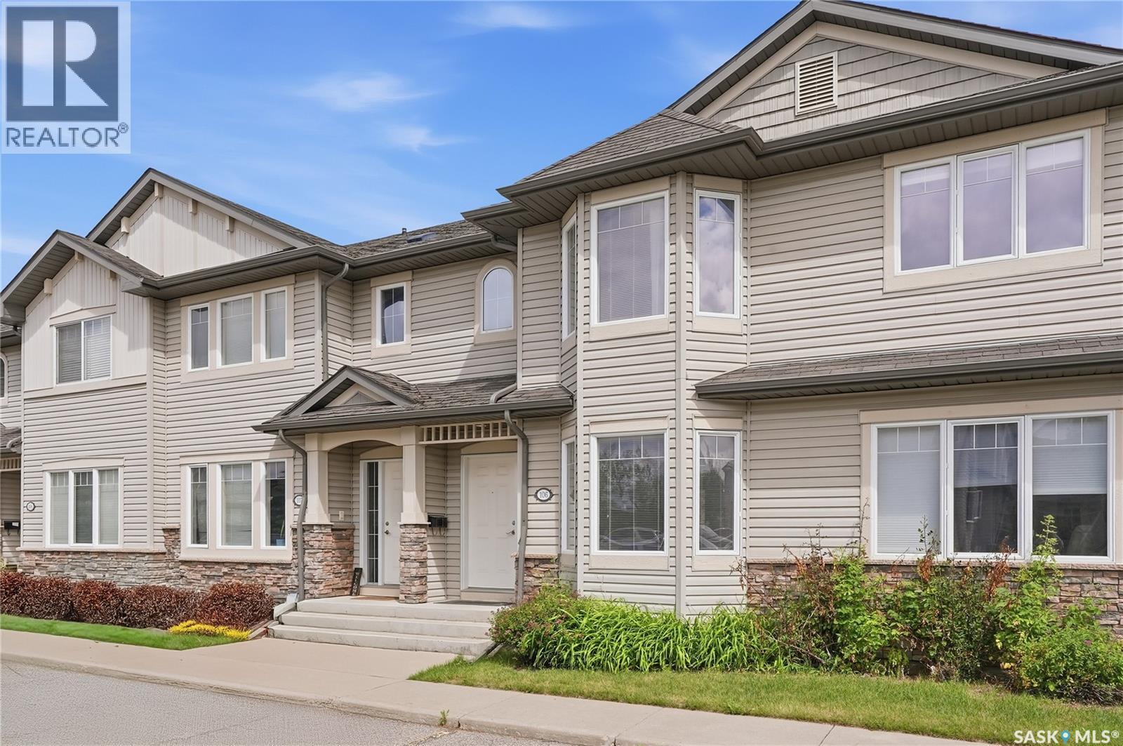 #106 415 Lynd CRESCENT - 2