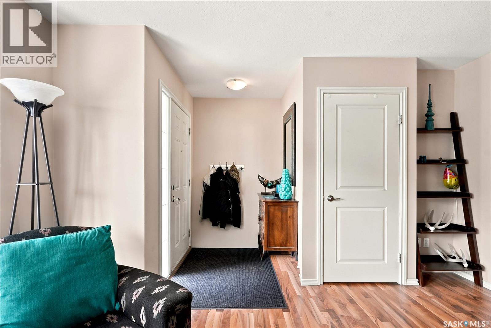 #106 415 Lynd CRESCENT - 3