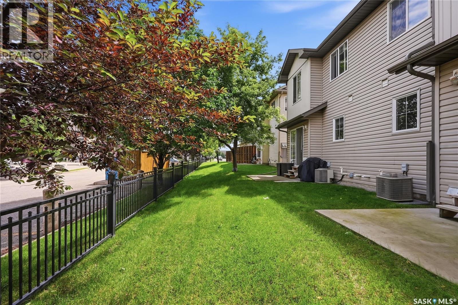 #106 415 Lynd CRESCENT - 38