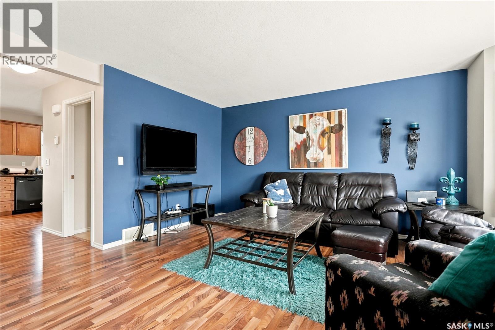 #106 415 Lynd CRESCENT - 4