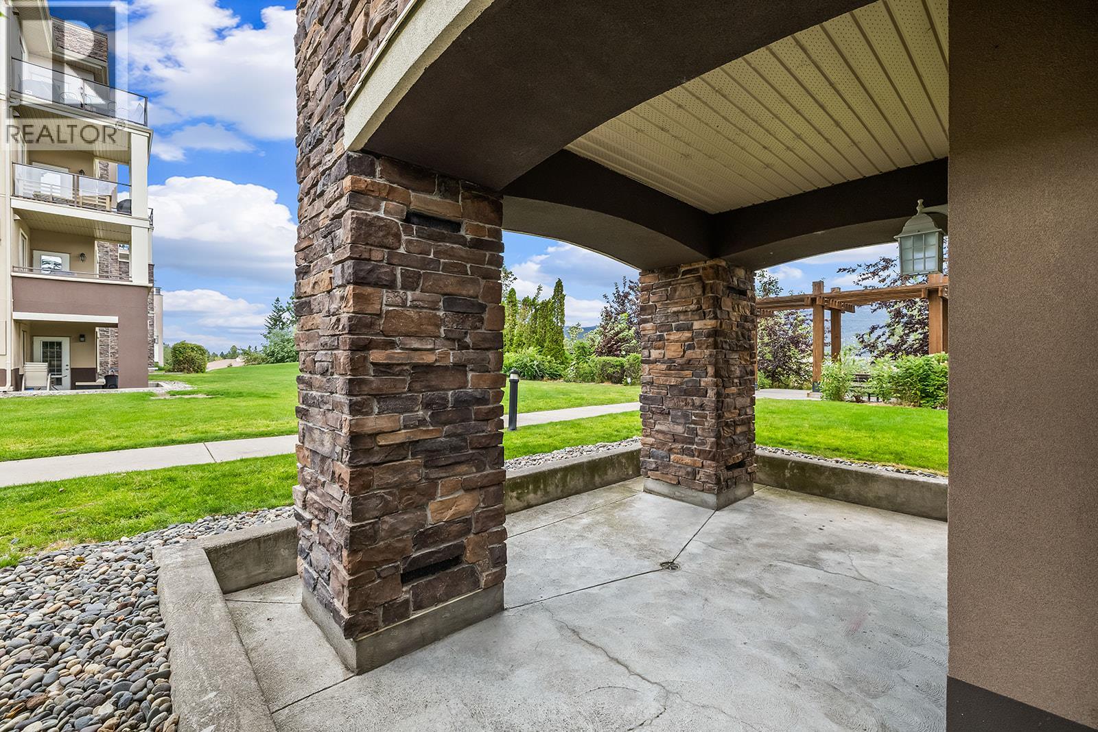 #2221 1873 Country Club Drive - 32