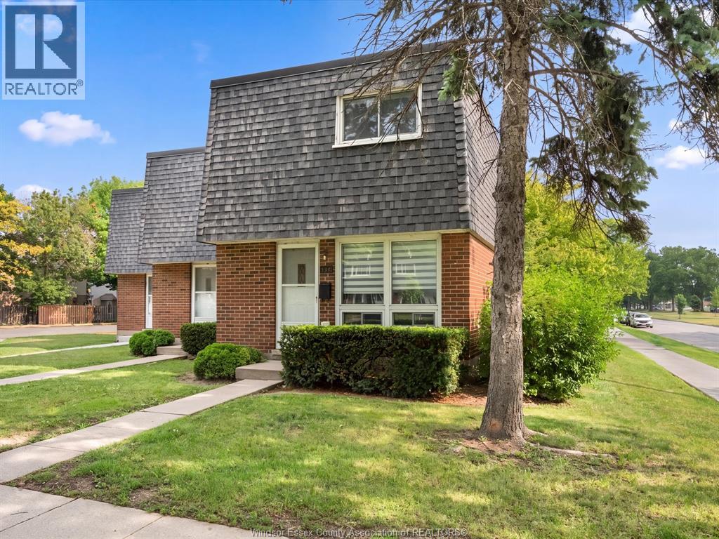 266 Victoria STREET South - 1