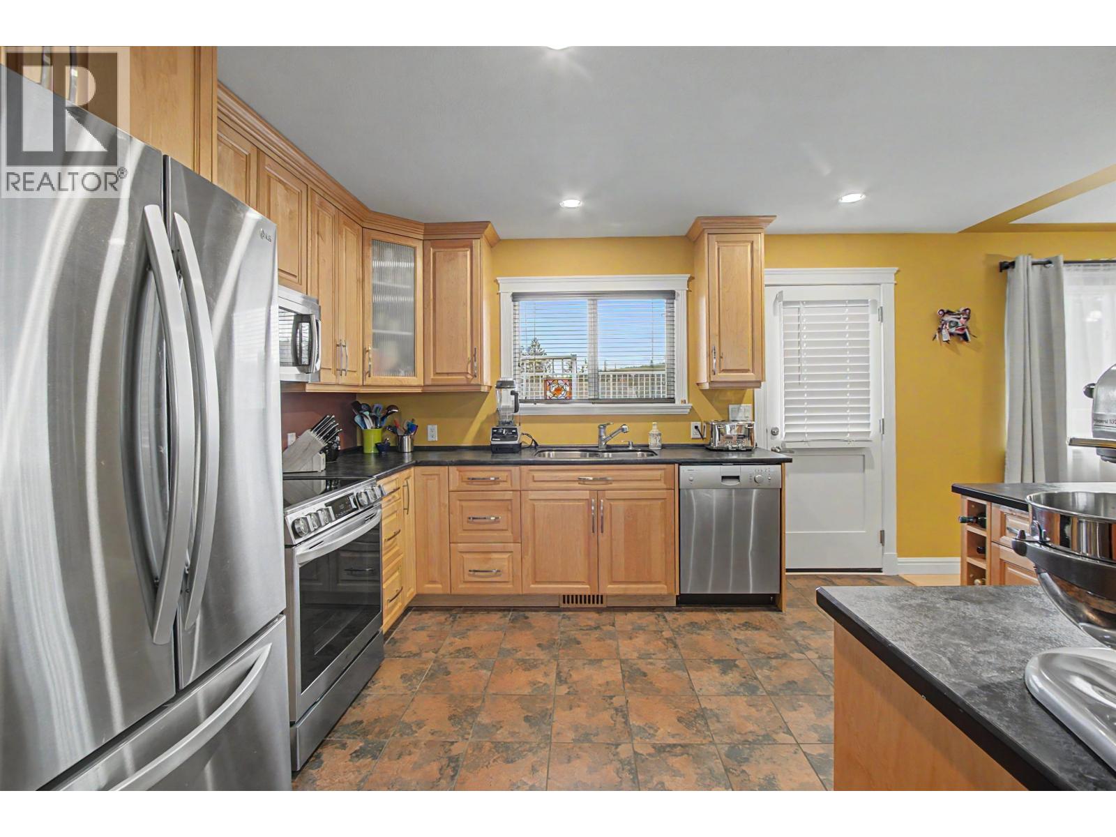 Photo 8 of 30 — 1257 ALEZA CRESCENT · Prince George, BC