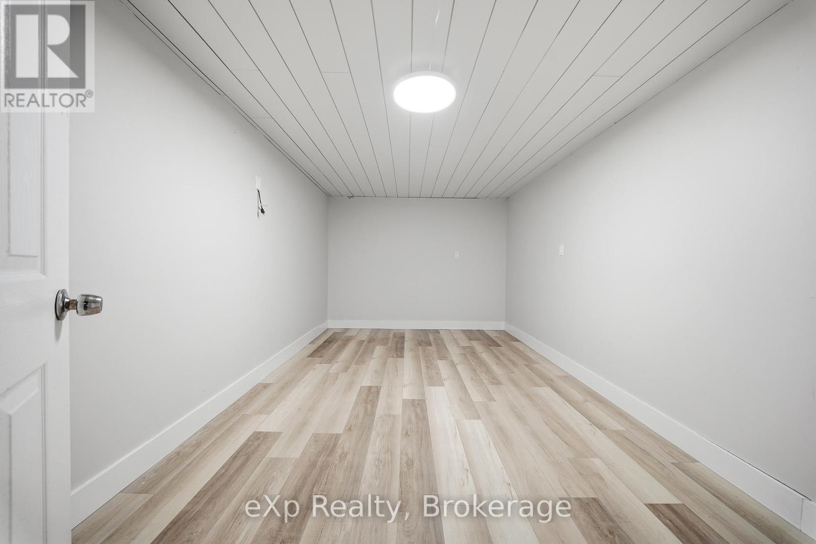 42 ROSEWOOD AVENUE - 27