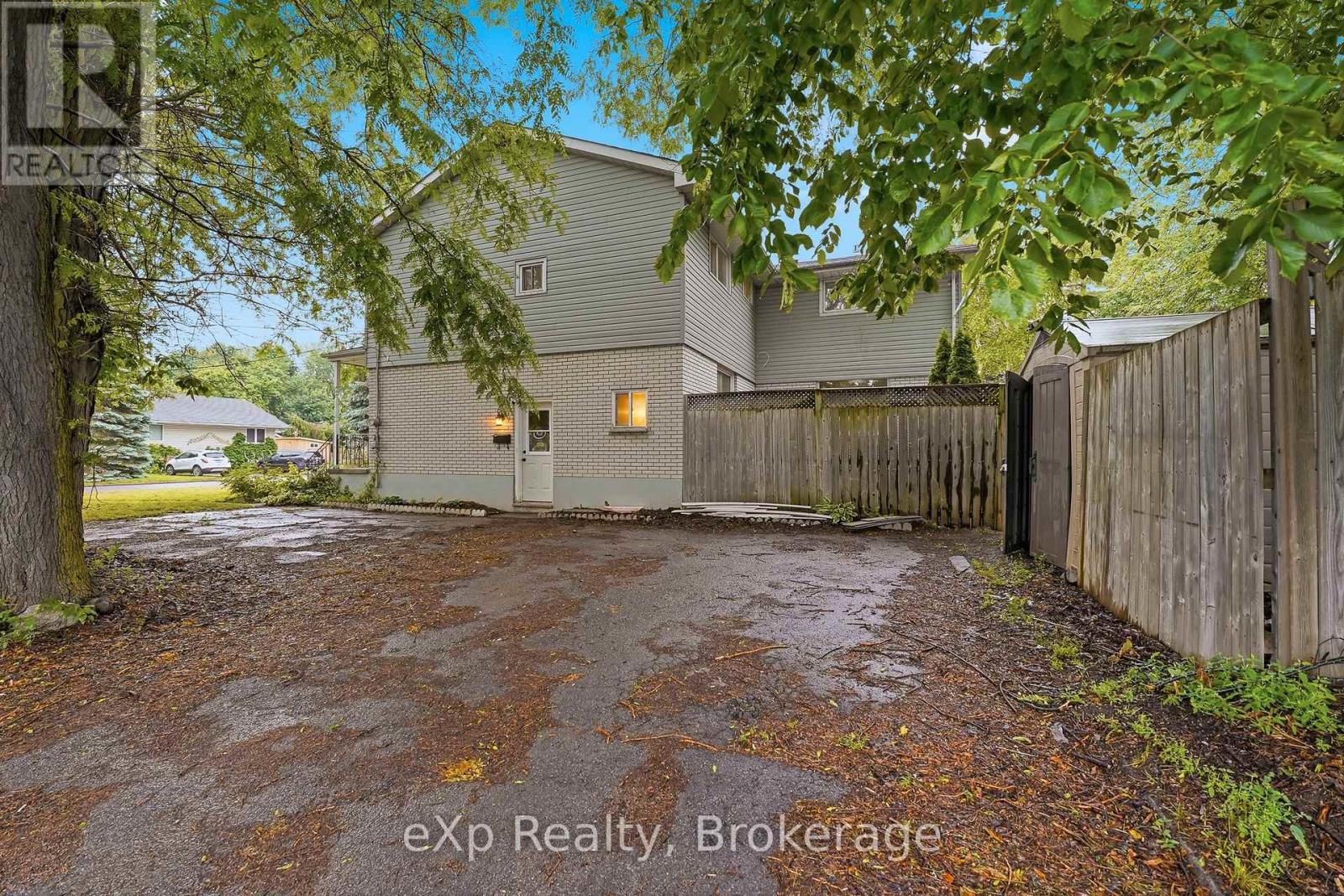 42 ROSEWOOD AVENUE - 28