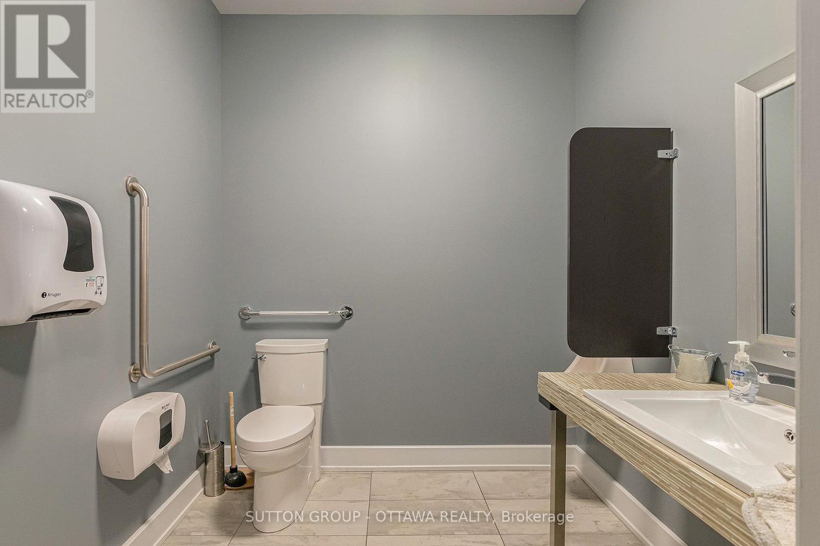 D19 – 2285 ST LAURENT BOULEVARD, Ottawa. Luxury613. By Peter Sagos - Image 13