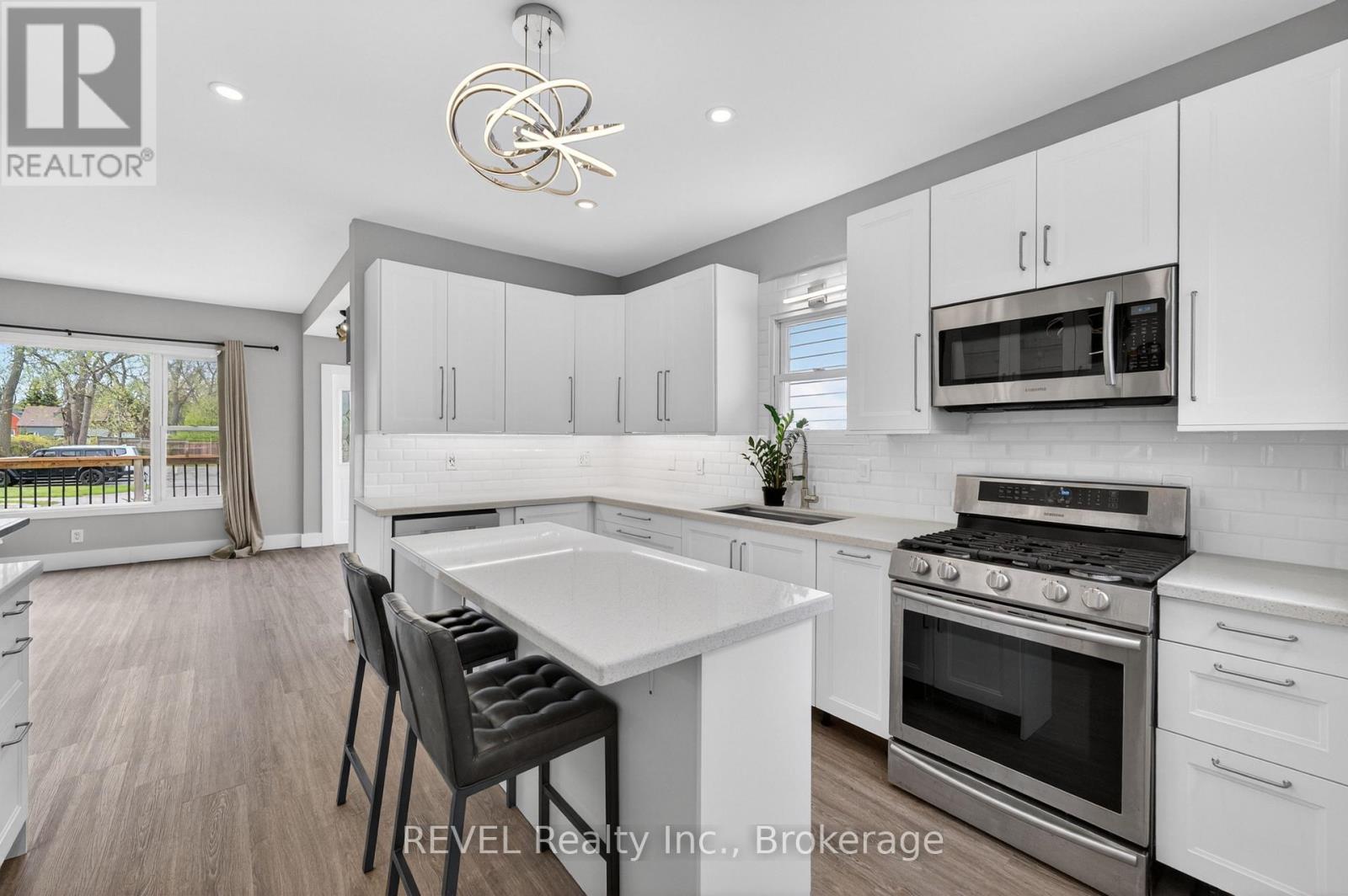 15 PHIPPS STREET - 17