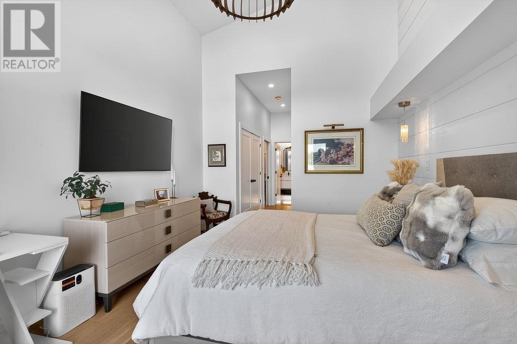 1793 Queen ST E - 33