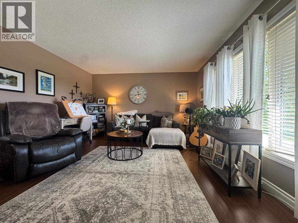 Listing photo – 5001 45 Street, Sedgewick