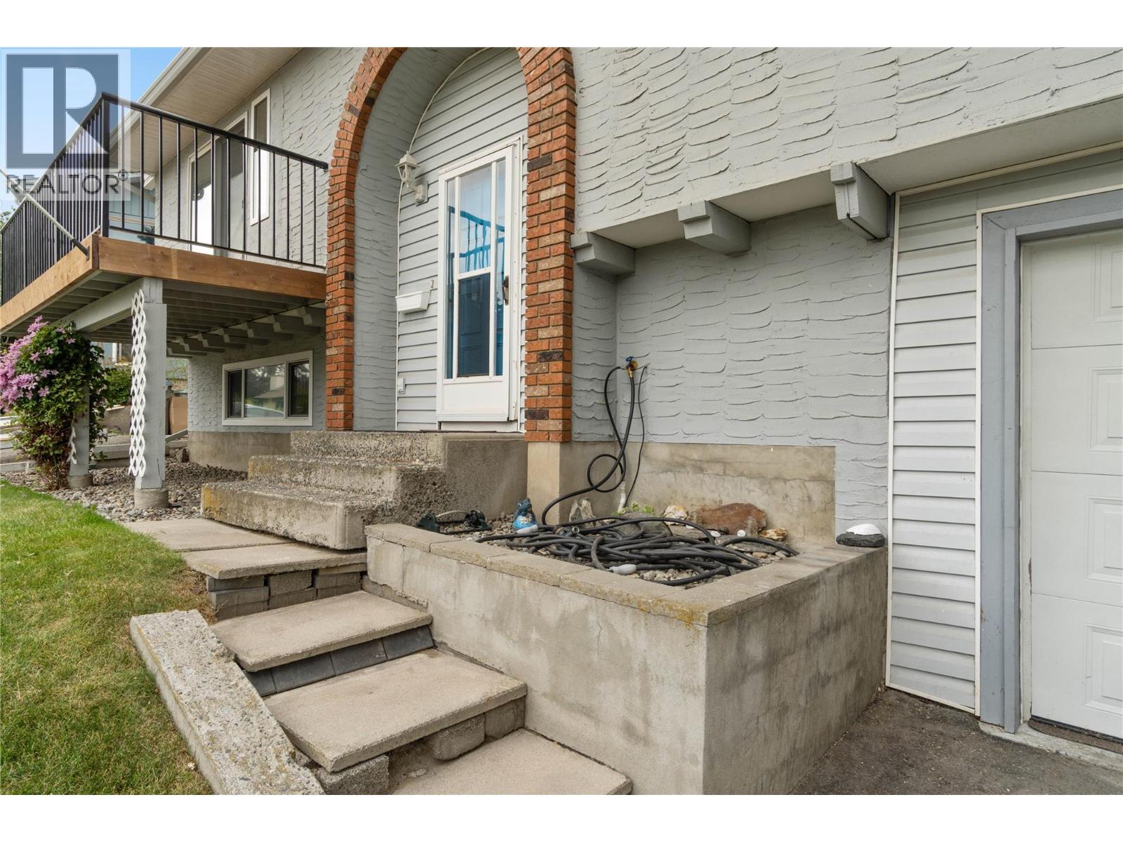 135 Silverthrone Crescent - 2