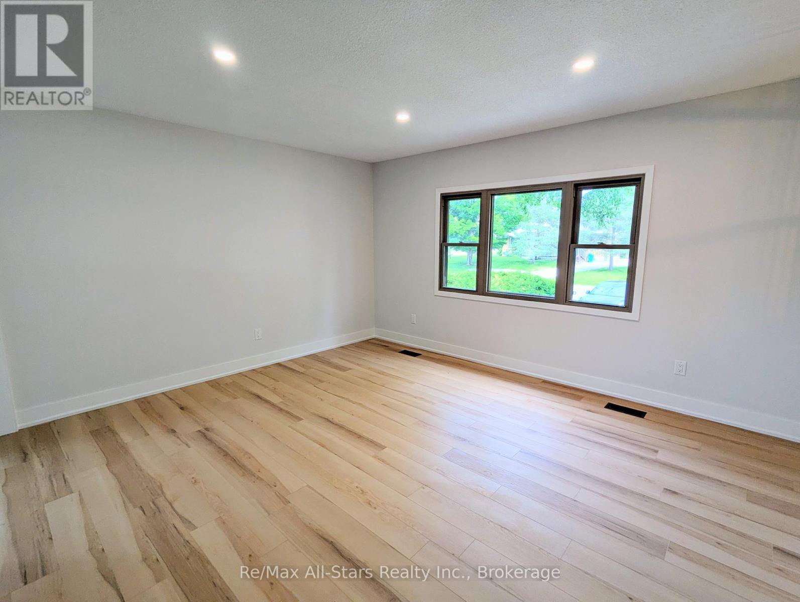 1886 CROFTDALE CRESCENT - 8