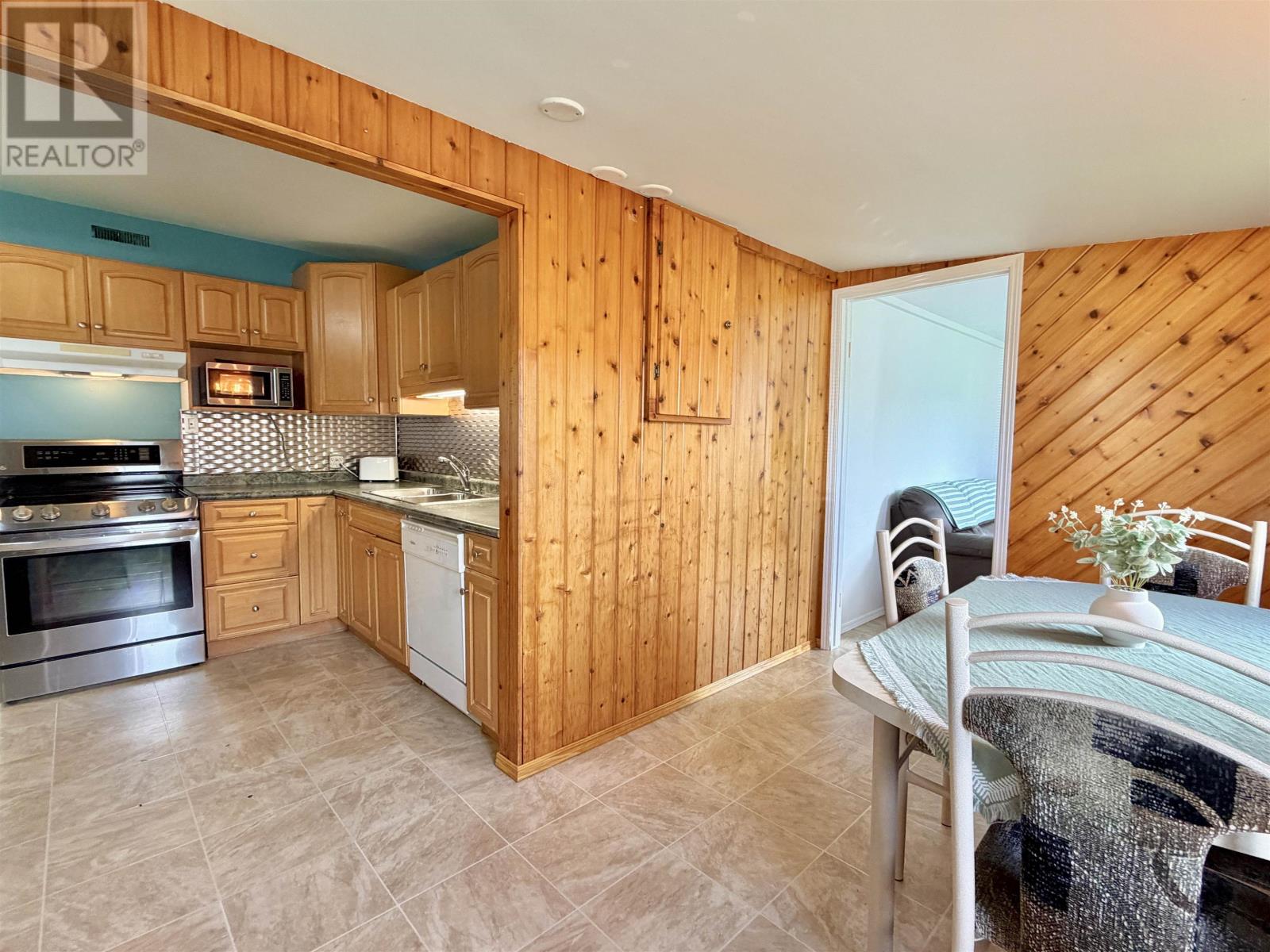 817 SECOND ST S - 6