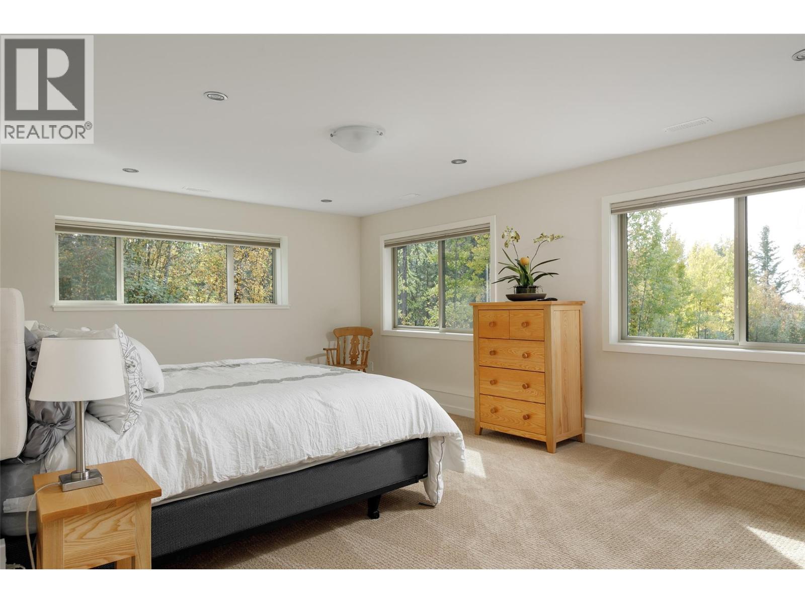 8100/8104 Silver Star Road Road - 81