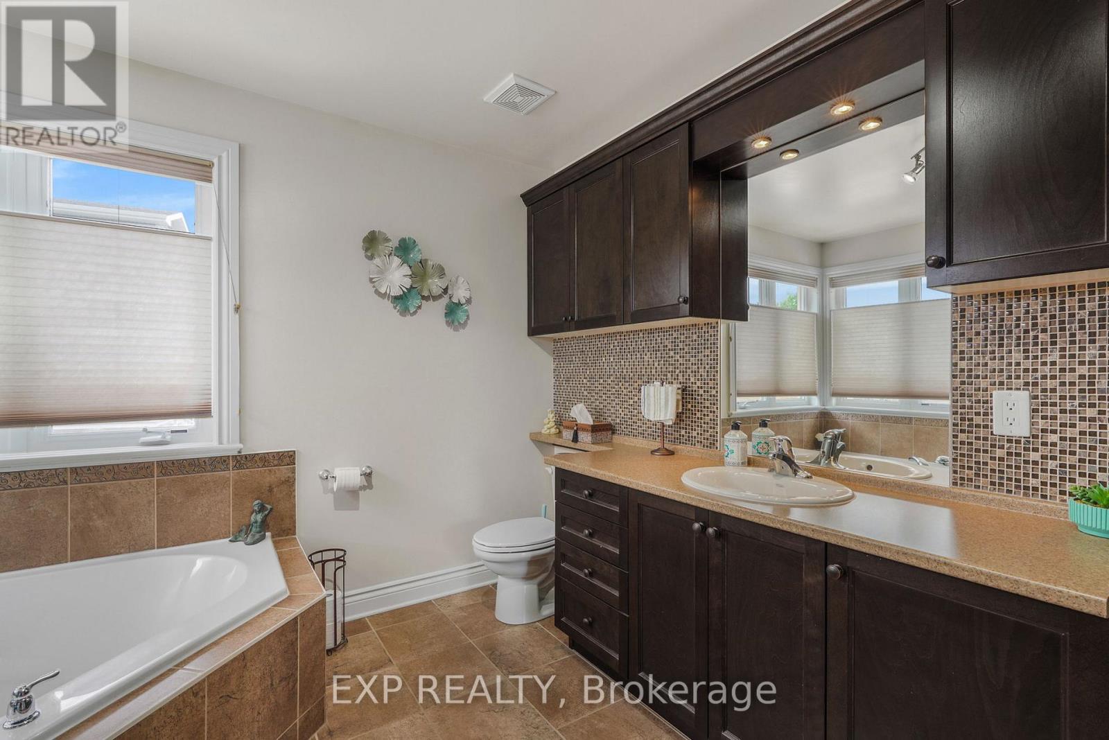 224 TOPAZE CRESCENT - 32