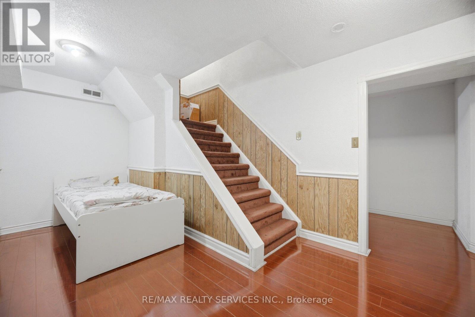 26 SUNFOREST DRIVE - 34