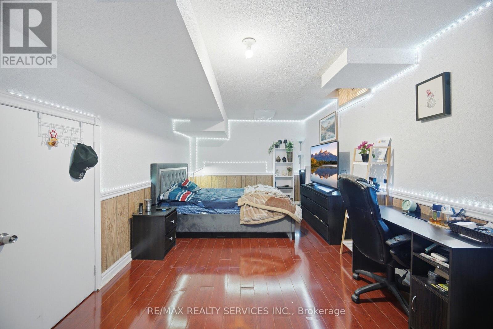 26 SUNFOREST DRIVE - 44