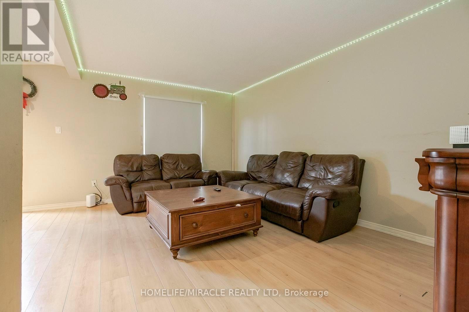 47 LONGBOURNE CRESCENT - 12