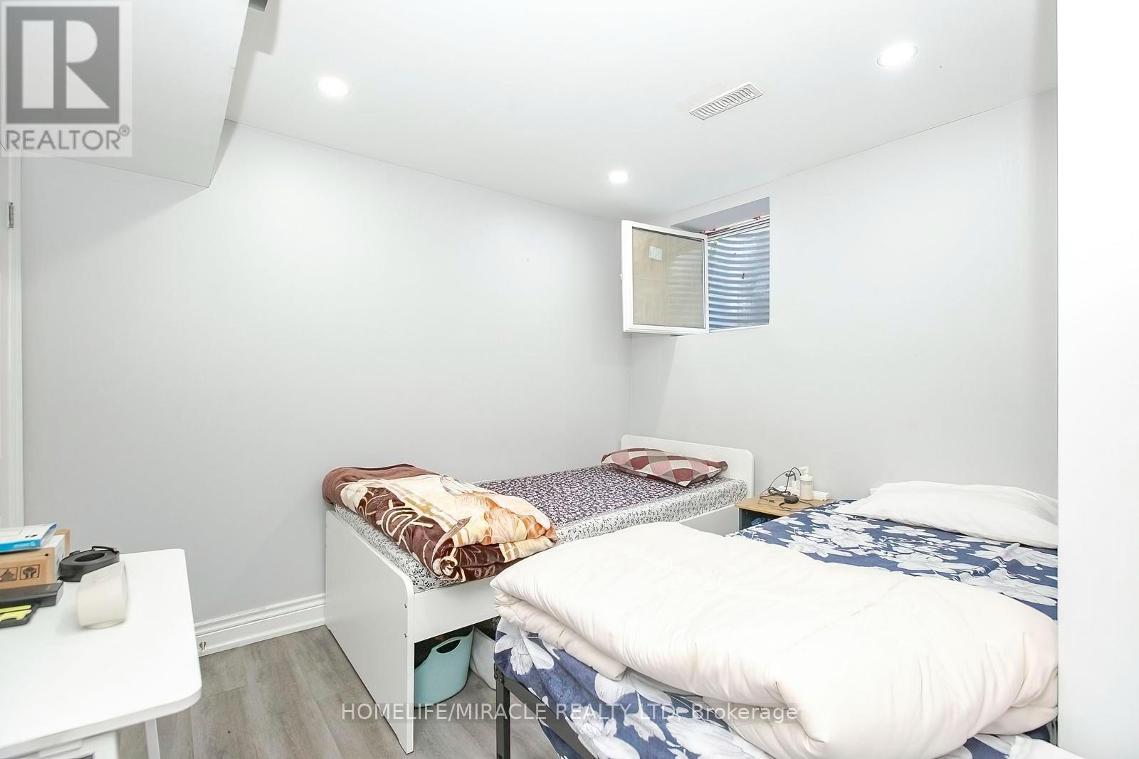 47 LONGBOURNE CRESCENT - 36