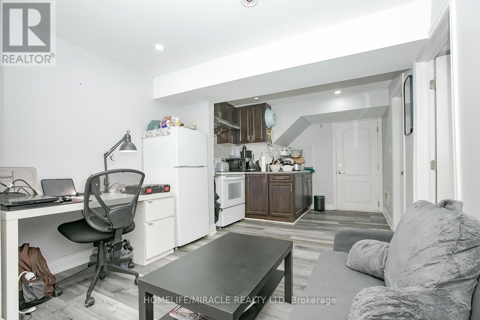 47 LONGBOURNE CRESCENT - 41