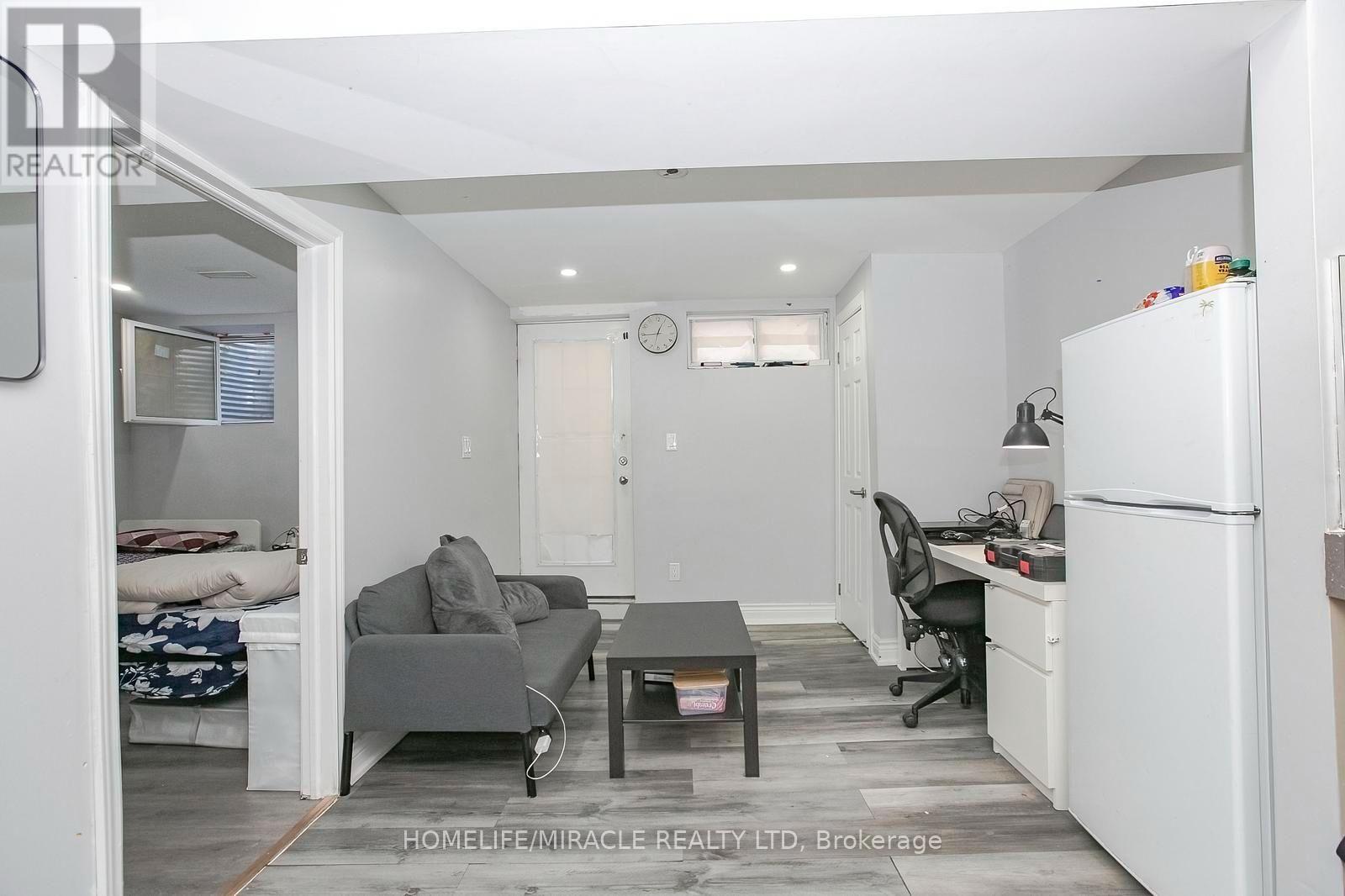 47 LONGBOURNE CRESCENT - 43