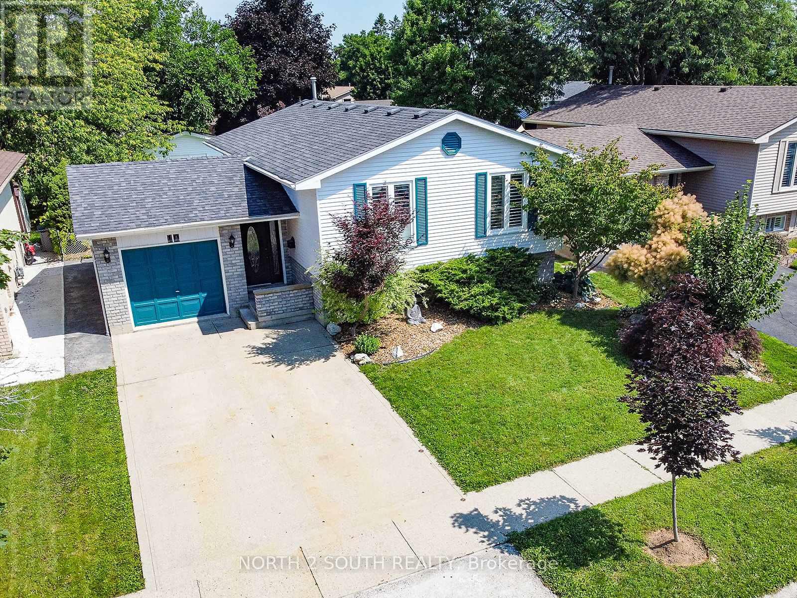 10 LATZER CRESCENT - 1