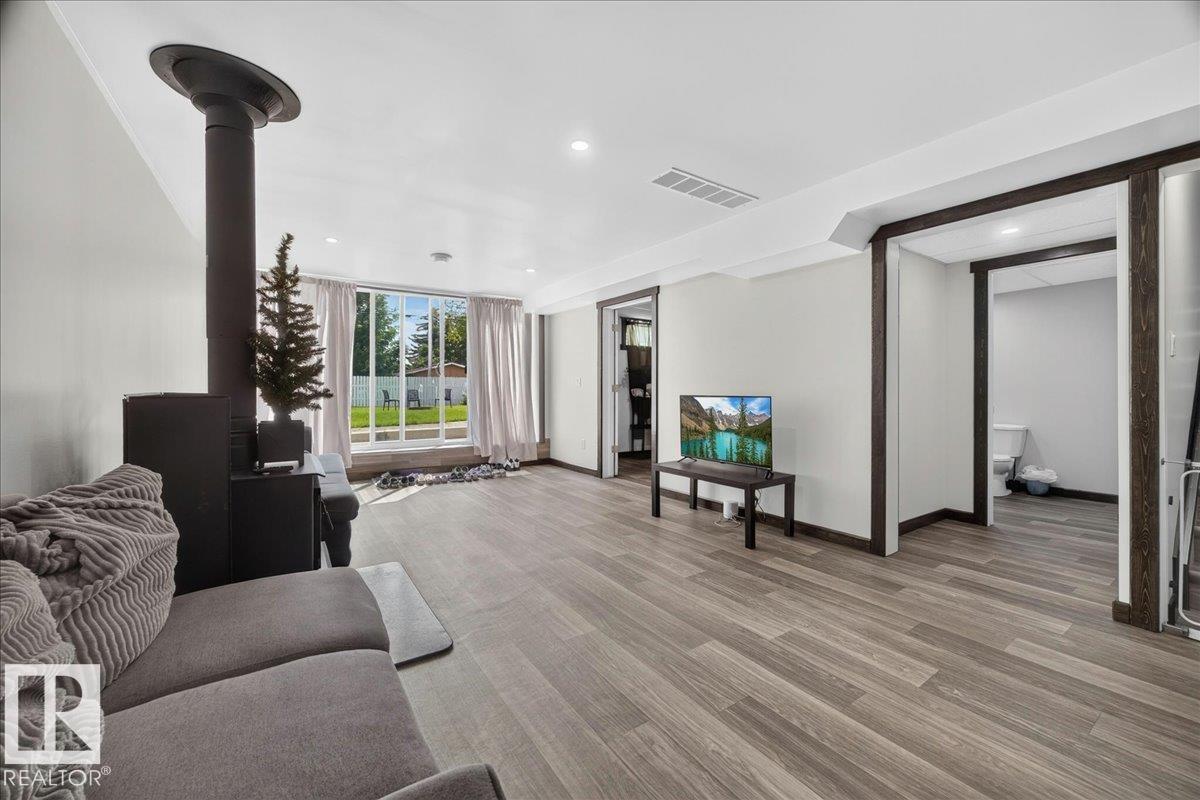 4229 49 ST - 25