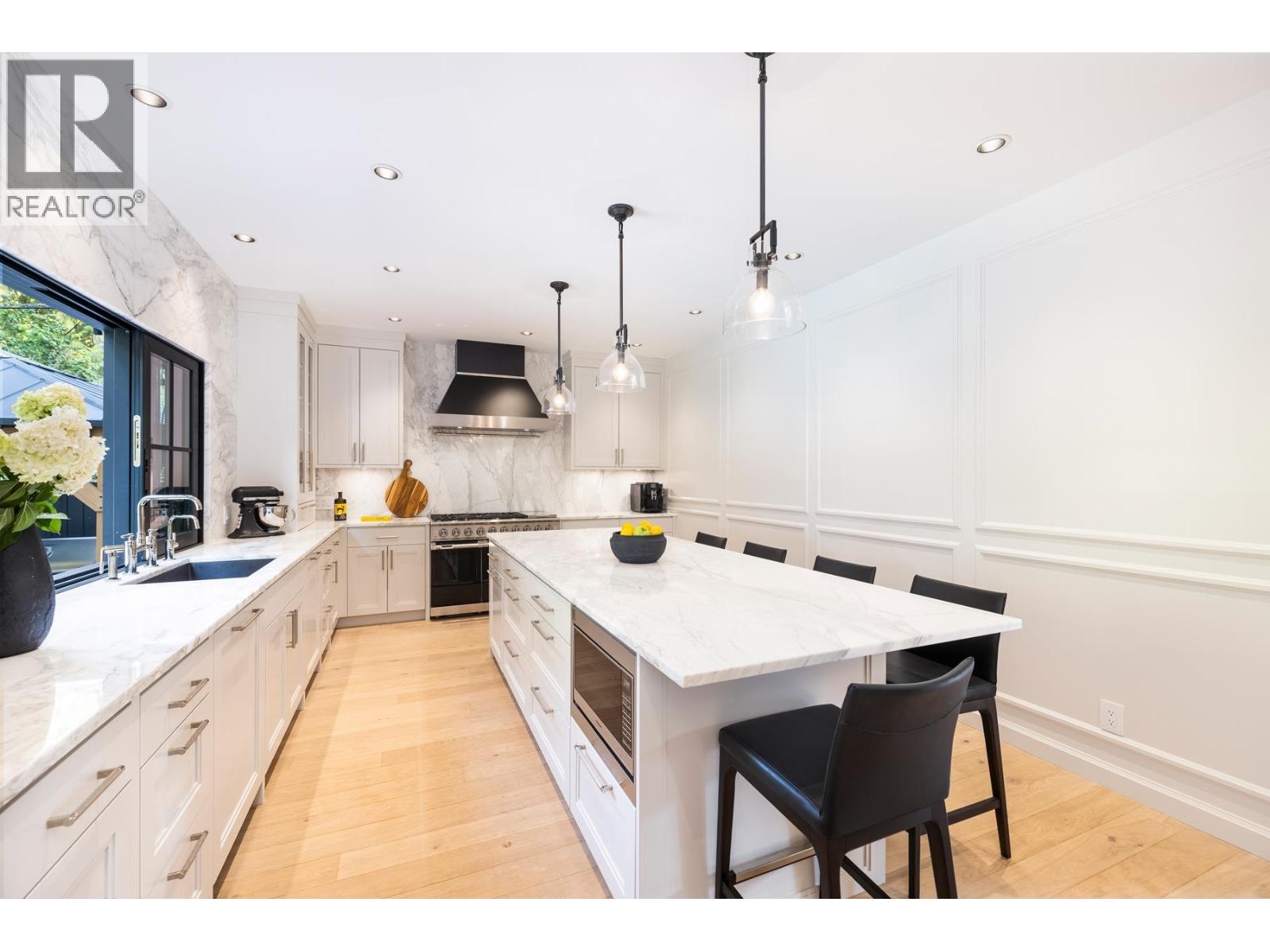 1018 W 19TH STREET, North Vancouver