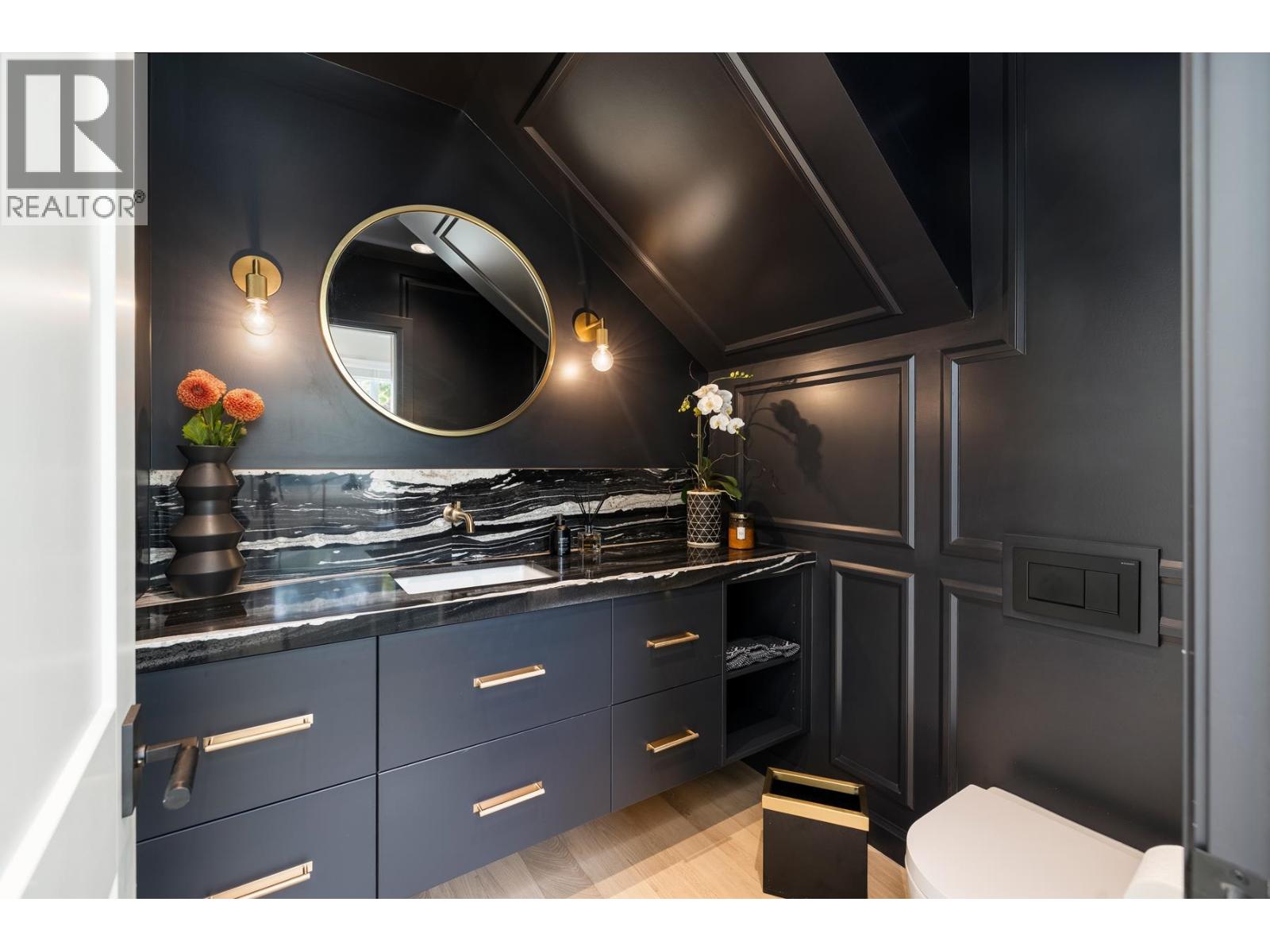 1018 W 19TH STREET, North Vancouver