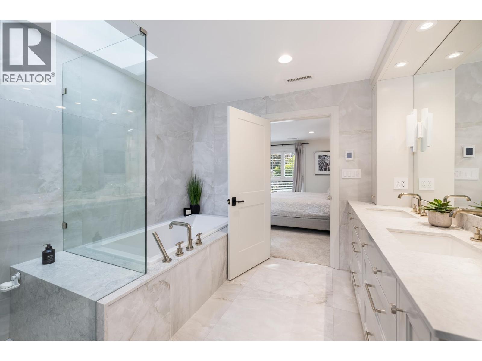 1018 W 19TH STREET, North Vancouver