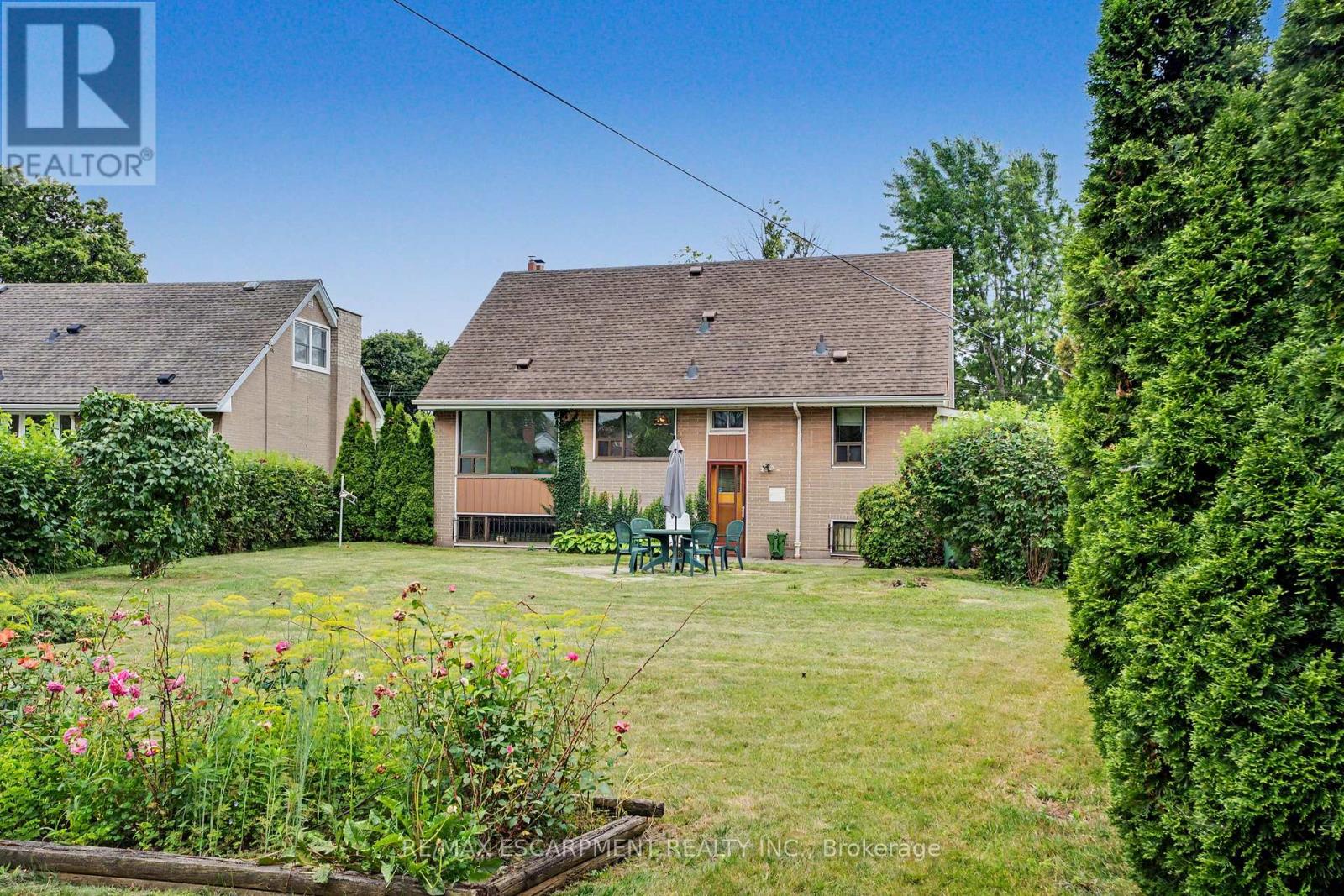 11 MARSHALL AVENUE - 32