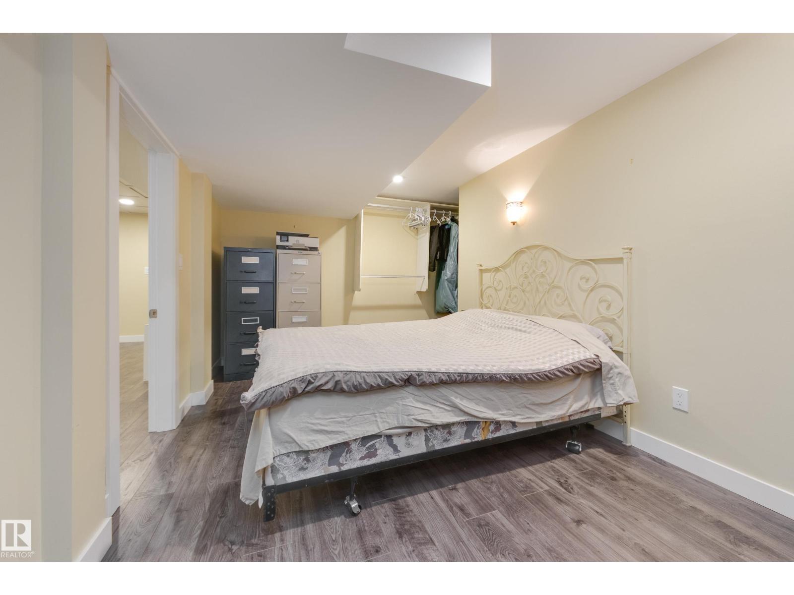 11210 60 ST NW - 48