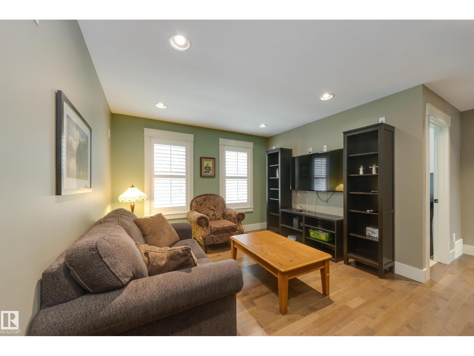 11210 60 ST NW - 23