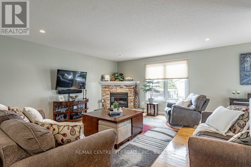 45 RIVERBANK DRIVE - 12