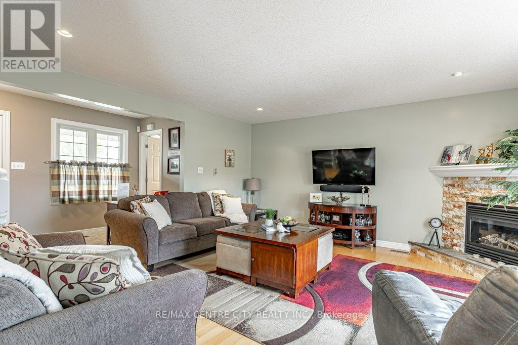 45 RIVERBANK DRIVE - 16