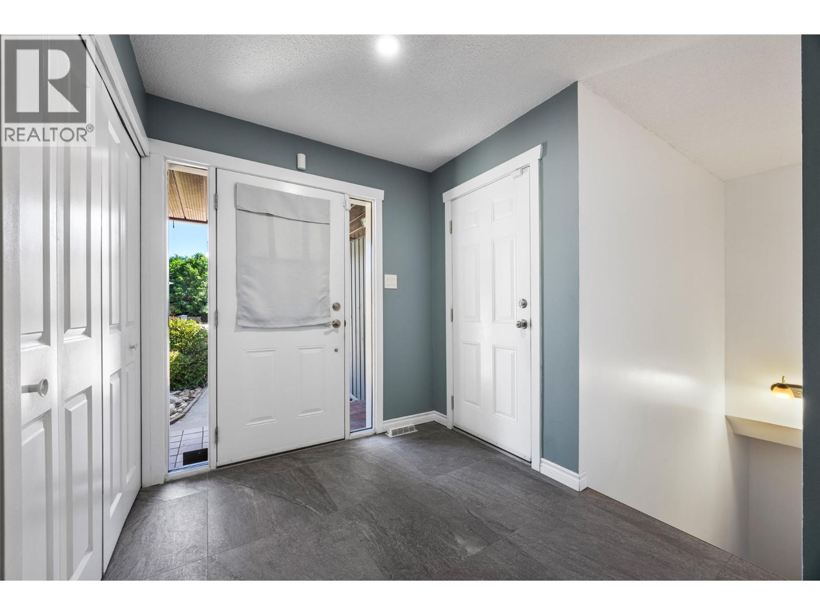 2402 Parkview Drive, Kamloops — photo 3