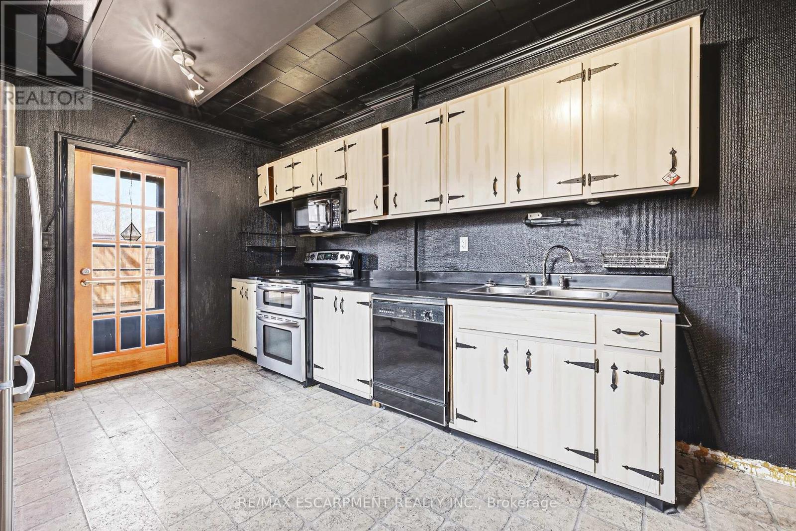 116 CATHARINE STREET S - 7