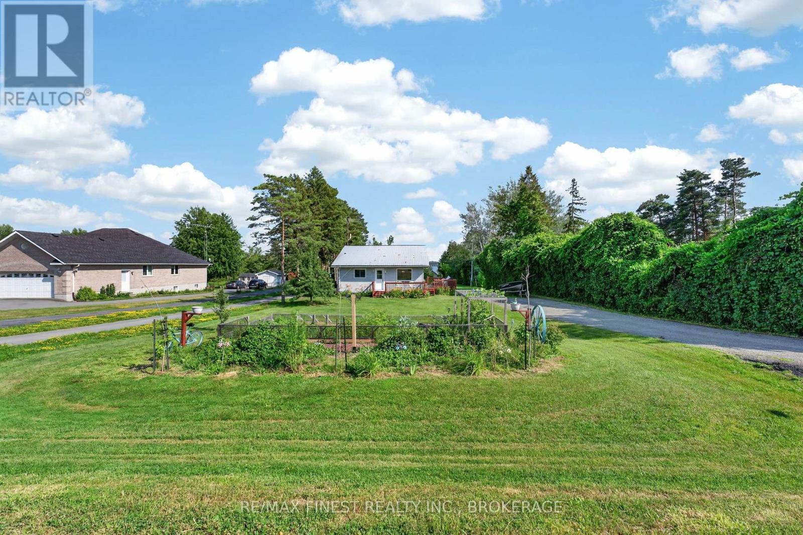 54 BAYVIEW DRIVE - 27