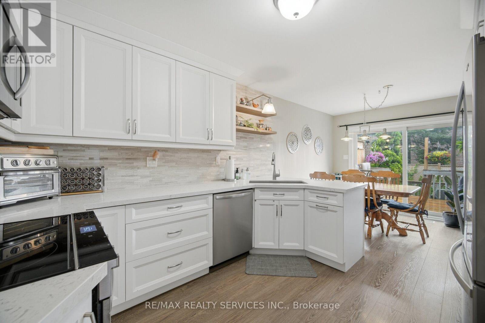 30 HENDERSON CRESCENT - 10