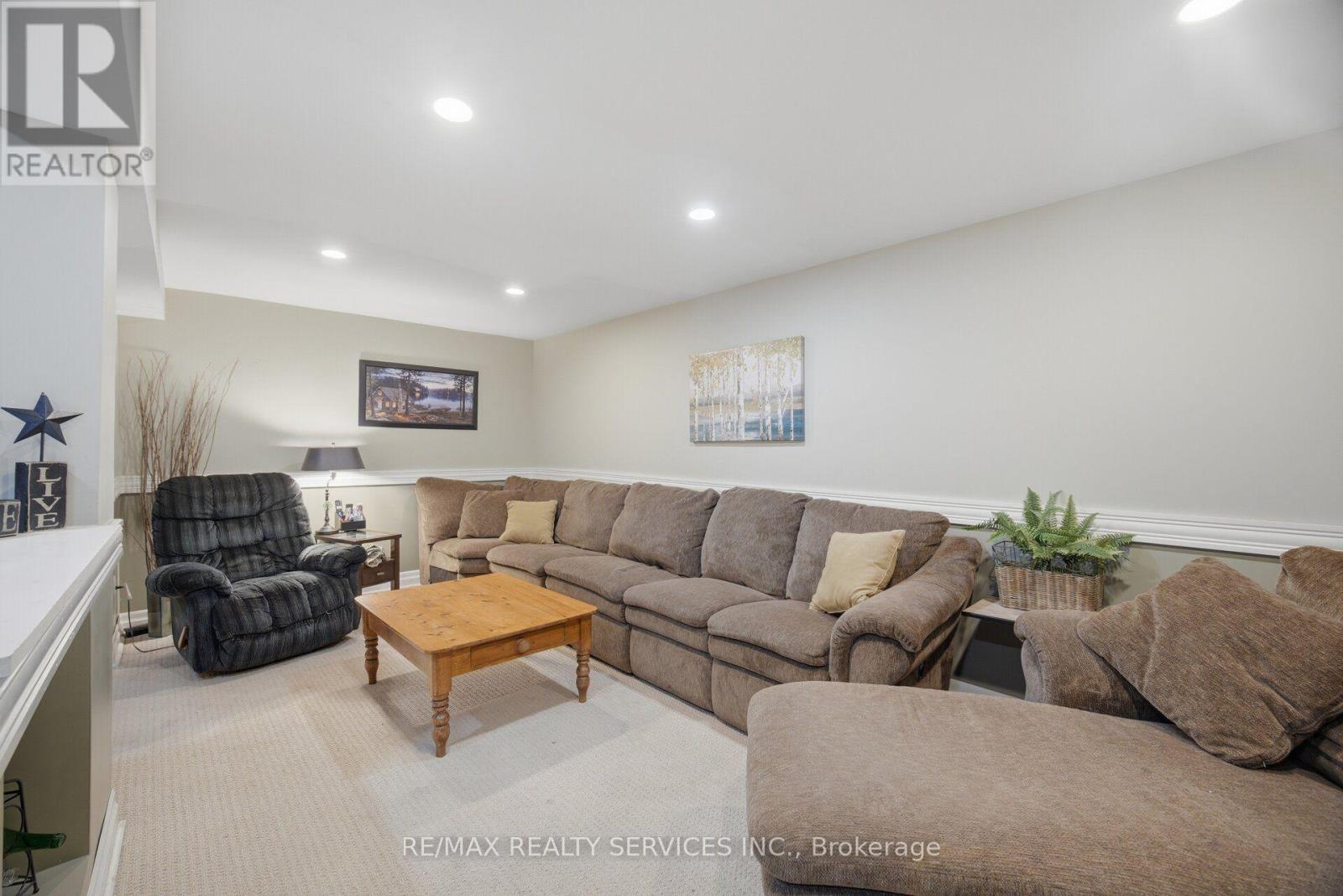 30 HENDERSON CRESCENT - 19