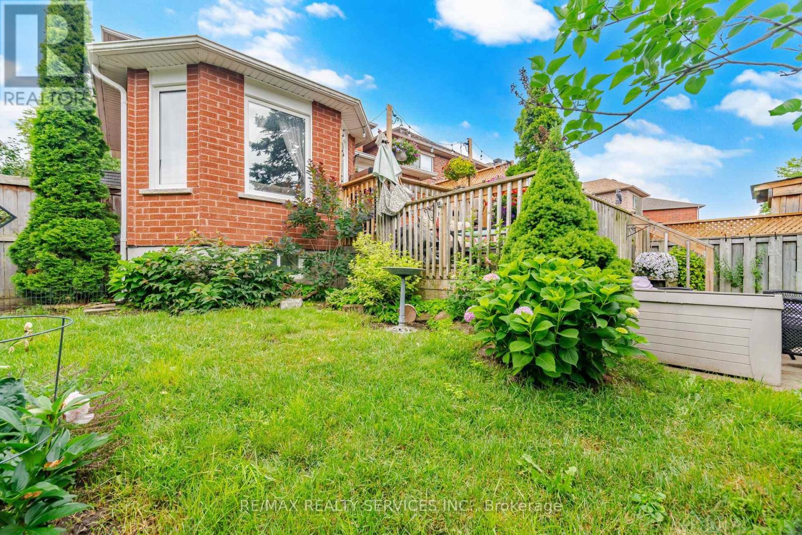 30 HENDERSON CRESCENT - 25