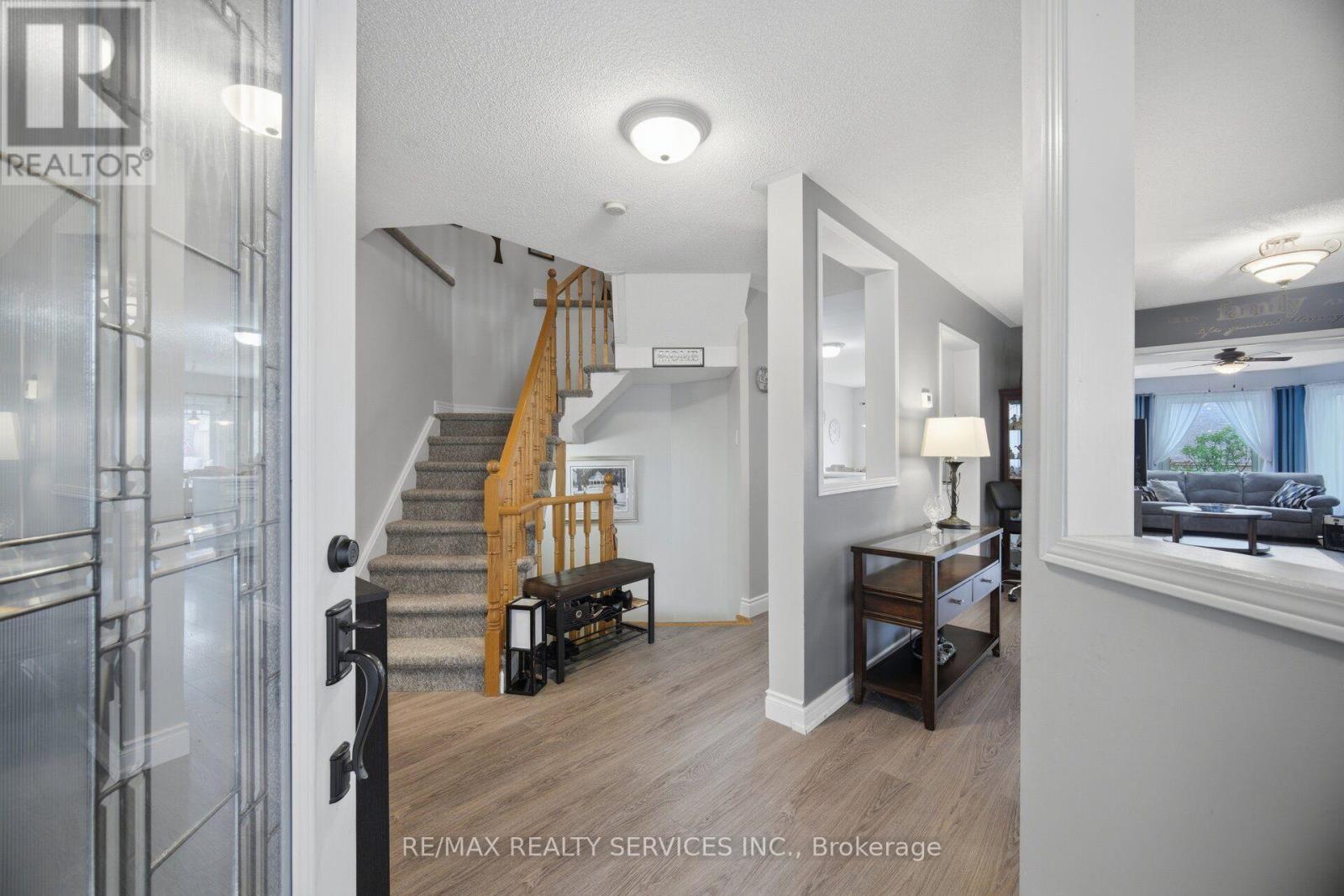 30 HENDERSON CRESCENT - 4