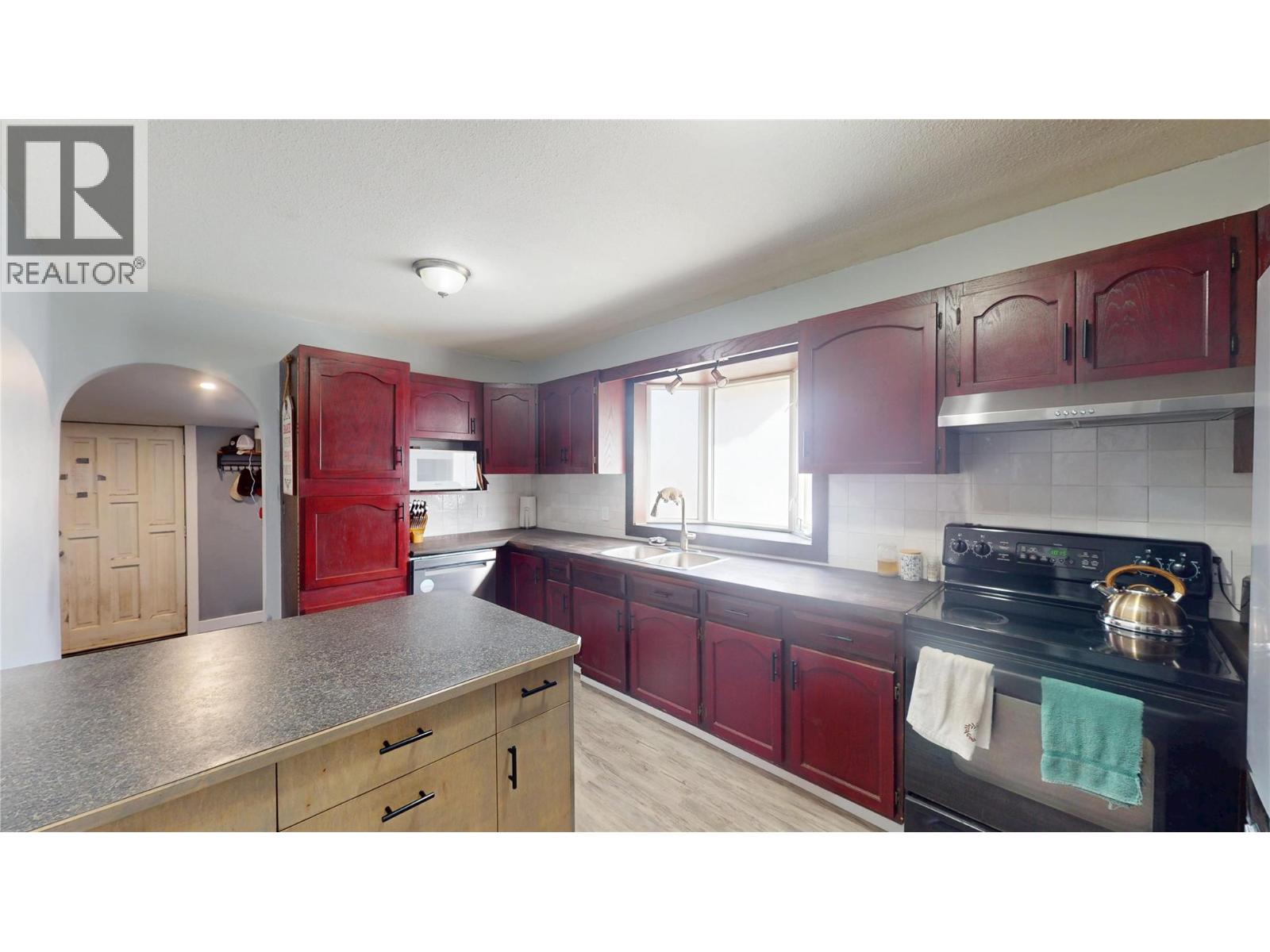 315 Kootenay Street N - 5